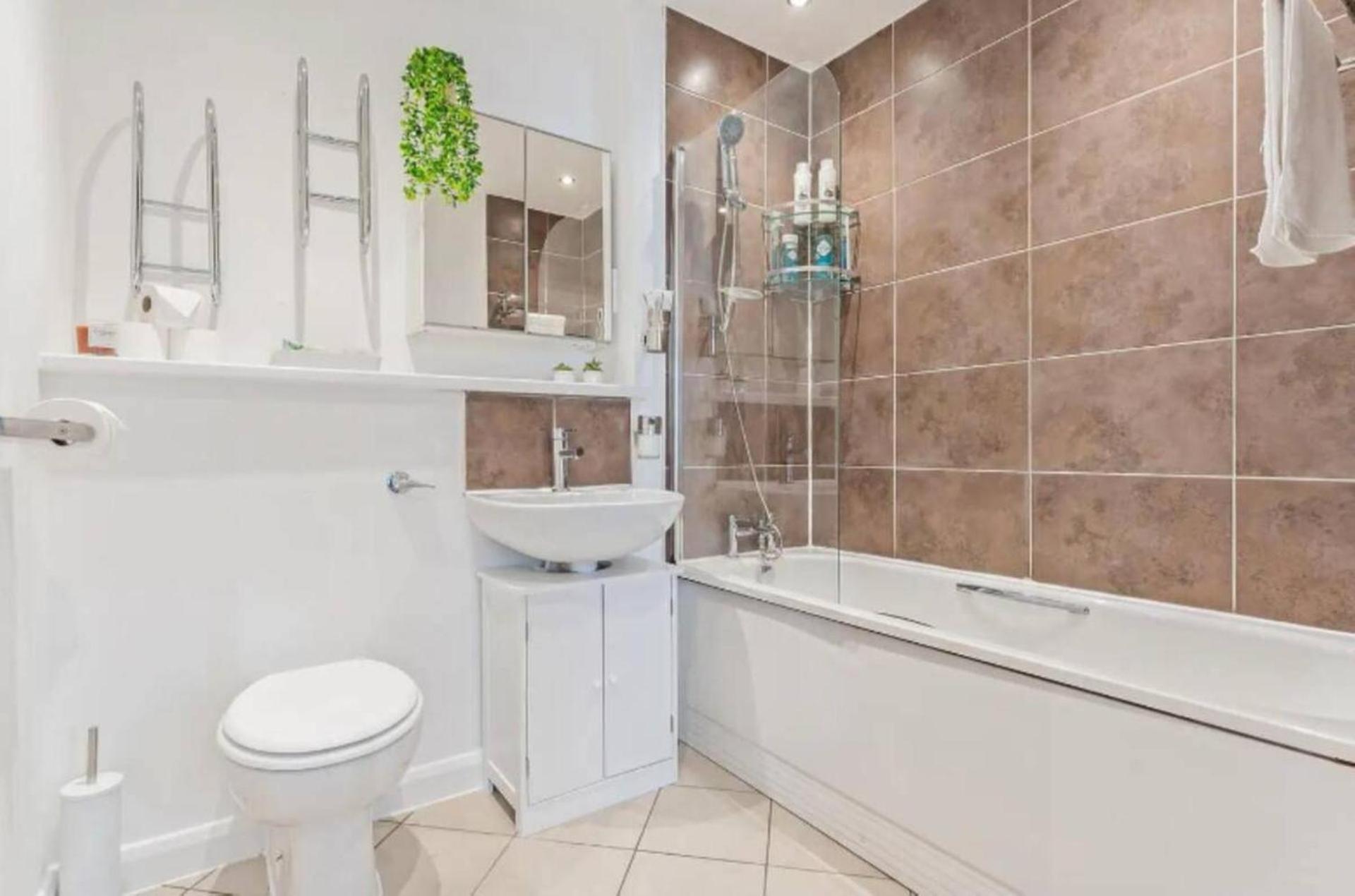 Desert Oasis 2 Bed 2 Bath Parking Netflix Apartment